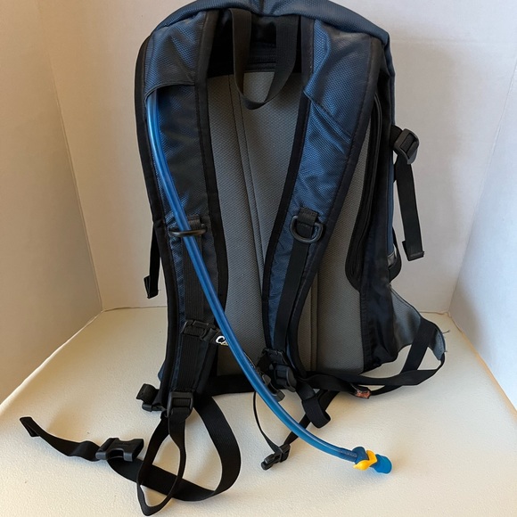 CAMELBAK Cloud Walker Hiking H20 Hydration Backpack Blue/Grey - Picture 3 of 9